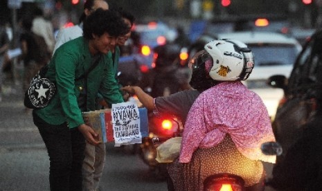 Mahasiswa Unas gelar aksi kepedulian untuk Salim Kancil di kawasan Mampang, Jakarta Selatan, Rabu (7/10).