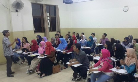 Mahasiswa Unindra Jakarta mengikuti workshop menulis ilmiah.