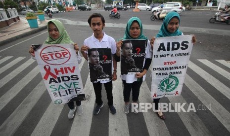 Mahasiswa Universitas Bhayangkara Surabaya membentangkan poster saat melakukan aksi peringatan Hari AIDS Sedunia di Surabaya (ilustrasi)