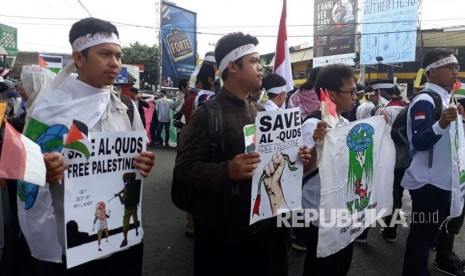 Mahasiswa Universitas Brawijaya (UB) Malang melalui KAMMI dan ACT melakukan aksi bela Palestina sekaligus menggalang dana di Jalan Veteran, Kota Malang, Jumat (15/12).