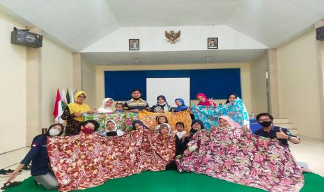 Mahasiswa Universitas Brawijaya (UB) memberikan pelatihan batik kepada masyarakat Desa Tawangsari Pujon. 