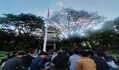 Mahasiswa Universitas Brawijaya (UB) yang tergabung dalam Aliansi Mahasiswa (Amarah) Brawijaya melakukan aksi berupa dialog terbuka di lapangan depan Gedung Rektorat UB, Kota Malang, Rabu (21/6/2023) sore. Aksi ini bertujuan untuk mengkritik sikap Warek III yang dianggap telah membungkam kebebasan mahasiswa. 