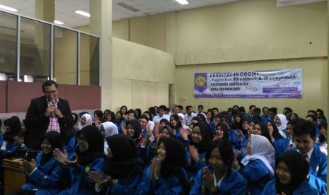 Mahasiswa Universitas BSI Bandung antusias mengikuti pelatihan soft skill.