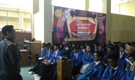 Mahasiswa Universitas BSI Bandung antusias mengikuti seminar 