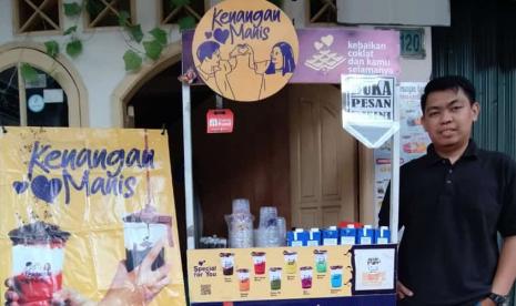 Mahasiswa Universitas BSI merintis usaha minuman kekinian bernama Kenangan Manis.