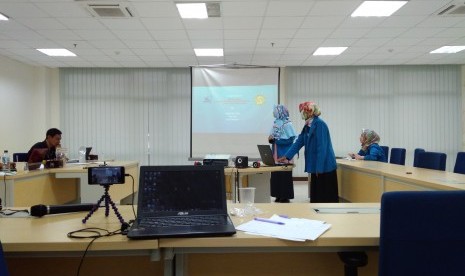 Mahasiswa Universitas BSI sedang mempresentasikan gagasannya pada PKM 2017. 