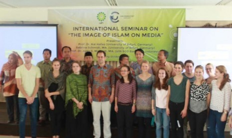 Mahasiswa Universitas Erfurt, Jerman, berpose dalam acara seminar ''The Image of Islam on Media' di Bandung, Jawa Barat, Rabu (28/10).