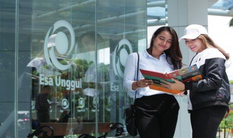 Mahasiswa Universitas Esa Unggul UEU berhasil mendapatkan Beasiswa Mobilitas Internasional dari Kemendikbud Dikti melalui program Indonesian International Student Mobility Awards (IISMA). Program ini ditujukan bagi mahasiswa Sarjana (S1) perguruan tinggi yang ada di Indonesia.