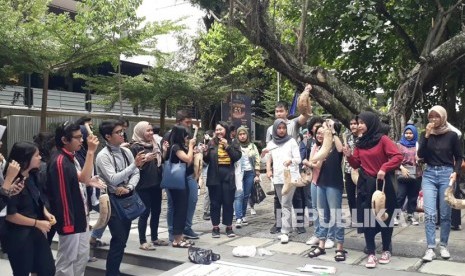 Mahasiswa Universitas Gadjah Mada (UGM) membunyikan kentongan  dan pluit tanda bahaya di Taman Sansiro Fisipol UGM, Kamis (8/11). Tanda  bahaya diberikan atas darurat kekerasan seksual buntut belum selesainya  kasus pelecehan yang menimpa rekan mereka.