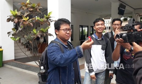 Mahasiswa Universitas Gadjah Mada (UGM) membunyikan kentongan  dan pluit tanda bahaya di Taman Sansiro Fisipol UGM. Tanda  bahaya diberikan atas darurat kekerasan seksual buntut belum selesainya kasus pelecehan yang menimpa rekan mereka.