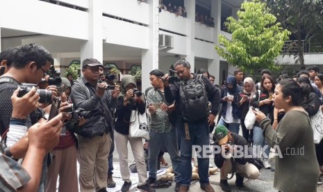 Mahasiswa Universitas Gadjah Mada (UGM) membunyikan kentongan  dan pluit tanda bahaya di Taman Sansiro Fisipol UGM, Kamis (8/11). Tanda  bahaya diberikan atas darurat kekerasan seksual buntut belum selesainya  kasus pelecehan yang menimpa rekan mereka.