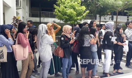 Mahasiswa Universitas Gadjah Mada (UGM) membunyikan kentongan  dan pluit tanda bahaya di Taman Sansiro Fisipol UGM, Kamis (8/11). Tanda  bahaya diberikan atas darurat kekerasan seksual buntut belum selesainya  kasus pelecehan yang menimpa rekan mereka.