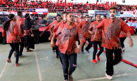 Mahasiswa Universitas Hasanuddin asal Papua, tampil dengan tarian kreasi perpaduan tradisional-modern, 