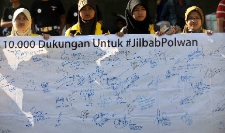 Mahasiswa Universitas Indonesia (UI) menggelar aksi simpatik 