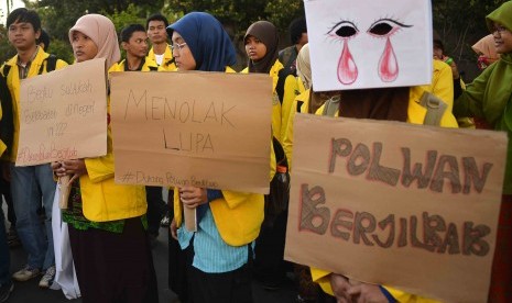 Mahasiswa Universitas Indonesia (UI) menggelar aksi simpatik 