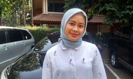 Mahasiswa Universitas Indonesia (UI) Program Ilmu Komunikasi Angkatan 2018, Namirah (19) saat diwawancarai terkait postingan viral di media sosial belakangan ini tentang kekecewaan seseorang yang mengaku lulusan baru UI karena dapat tawaran gaji Rp 8 juta, Jakarta, Kamis (25/7).