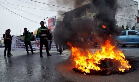  Mahasiswa Universitas Islam As-Syafiiyah melakukan aksi menolak kenaikan BBM dengan membakar ban bekas di jalan raya Jatiwaringin, Jakarta Timur, Kamis (13/6).