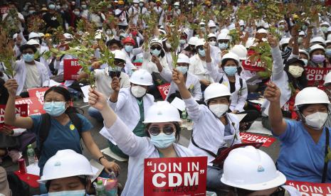  Mahasiswa Universitas Kedokteran memprotes dengan mengadakan brunch di Eugenia yang diyakini pemberontakan akan berhasil, pada saat aksi protes anti kudeta di Mandalay, Myanmar, Minggu, 21 Februari 2021. Polisi di Myanmar menembak mati beberapa pengunjuk rasa anti-kudeta dan melukai beberapa lainnya pada hari Sabtu, karena pasukan keamanan meningkatkan tekanan pada pemberontakan rakyat melawan pengambilalihan militer.