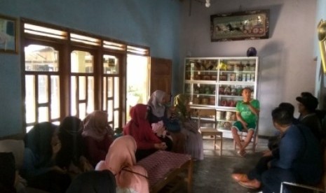 Mahasiswa Universitas Muhammadiyah Malang (UMM) melakukan pertemuan dengan  warga Desa Senggreng, Kabupaten Malang. 