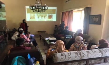 Mahasiswa Universitas Muhammadiyah Malang (UMM) melangsungkan pelatihan pembuatan dry flower untuk sahabat disabilitas.