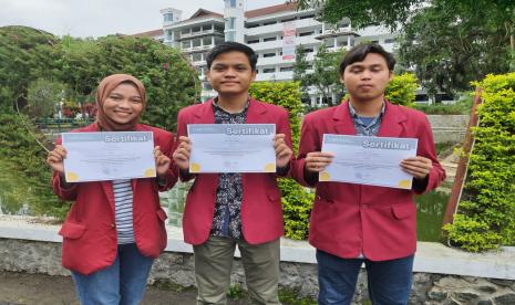 Mahasiswa Universitas Muhammadiyah Malang (UMM) menciptakan pengatur suhu kandang ayam otomatis bernama //Smart Chicken Cage Based on Android