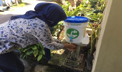 Mahasiswa Universitas Muhammadiyah Malang (UMM) menciptakan wastafel dari barang bekas untuk dimanfaatkan warga di Kabupaten Lumajang.