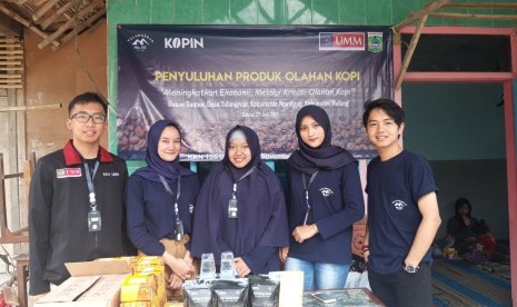 Mahasiswa Universitas Muhammadiyah Malang (UMM) mengadakan penyuluhan produk olahan kopi melalui kreasi olahan kopi inovatif di Ngantang, Malang. 