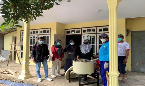 Mahasiswa Universitas Muhammadiyah Malang (UMM) mengajak warga mengolah limbah sampah kertas.