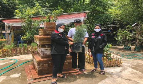 Mahasiswa Universitas Muhammadiyah Malang (UMM) menjenamakan branding  desa wisata di Singgahan, Kebonsari, Kabupaten Madiun.