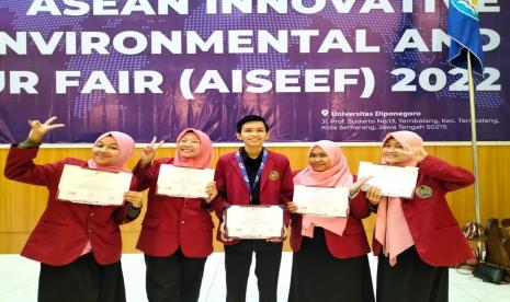 Mahasiswa Universitas Muhammadiyah Malang (UMM) yang tergabung dalam tim Unit Kegiatan Mahasiswa (UKM) Forum Diskusi Ilmiah (FDI) berhasil meraih medali emas pada kategori Social Science di ajang Asean Innovative Science Enviromental and Entrepreneur Fair (AISEEF). 