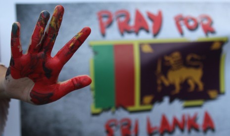 Mahasiswa Universitas Muhammadiyah Surabaya membawa poster saat melakukan aksi solidaritas untuk korban bom Sri Lanka di Surabaya, Jawa Timur, Senin (22/4/2019). 