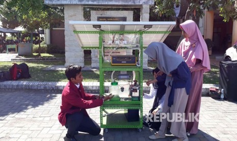 Mahasiswa Universitas Muhammadiyah Surabaya, Mohammad Zainal Abidin, membuat inovasi alat pengolah air laut menjadi garam dan air tawar yang bertenaga surya.