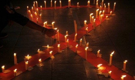 Mahasiswa Universitas Muhammadiyah (Unismuh) Makassar melakukan renungan dengan menyalakan lilin saat memperingati hari AIDS Sedunia di depan kampus Unismuh Makassar, Sulawesi Selatan, Selasa (1/12) malam.