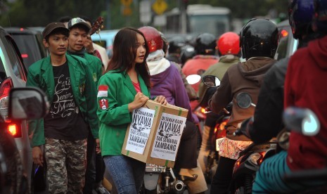 Mahasiswa Universitas Nasional menggelar aksi kepedulian untuk Salim Kancil di kawasan Mampang, Jakarta Selatan, Rabu (7/10). 