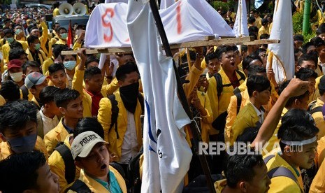 Mahasiswa Universitas Negeri Semarang (Unnes) membawa 