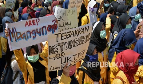 Pihak kampus Unnes tolak debat terbuka rektor versus sucipto. Foto: Mahasiswa Universitas Negeri Semarang (Unnes) membentangkan poster saat berunjuk rasa menolak kebijakan kampus tentang Sumbangan Pengembangan Institusi (SPI), di Kampus Unnes Semarang, Jawa Tengah, Senin (4/6).