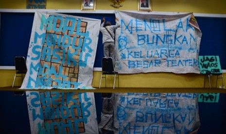 Mahasiswa Universitas Negeri Siliwangi (UNSIL) membentang spanduk saat menggelar aksi protes di ruang aula Rektorat Kampus Unsil Kota Tasikmalaya, Jawa Barat, Jumat (3/3). 