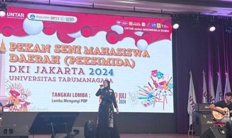 Mahasiswa Universitas Nusa Mandiri (UNM) yang tergabung dalam UKM NMYC (Nusa Mandiri Youth Choir) mengikuti ajang lomba PEKSIMIDA 2024 pada tangkai lomba solo dangdut.