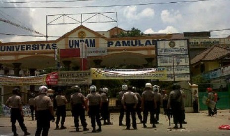 Mahasiswa Universitas Pamulang terlibat bentrokan dengan polisi saat menolak kedatangan Wakapolri Komjen Pol Nanan Sukarna