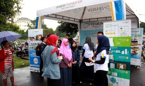 Mahasiswa Universitas Pendidikan Indonesia (UPI) mendengarkan program beasiswa dari Djarum Foundation