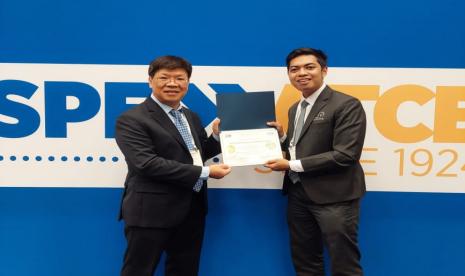 Mahasiswa Universitas Pertamiba, Muhammad Athallah Naufal, saat mendapatkan penghargaan sebagai Juara 2 di SPE International Student Paper Contest 2022, di Houston, Amerika Serikat. 