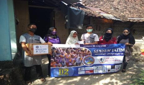 Mahasiswa Universitas Sebelas Maret (UNS) Solo menggagas gerakan kebaikan yang bernama Muda Berderma di Kabupaten Klaten, Jawa Tengah. Muda Berderma bekerja sama dengan Peduli Anak Yatim Klaten (PAYK) mencetuskan program Senyum Yatim yang berkonsep mengunjungi anak-anak yatim Klaten di rumahnya. 