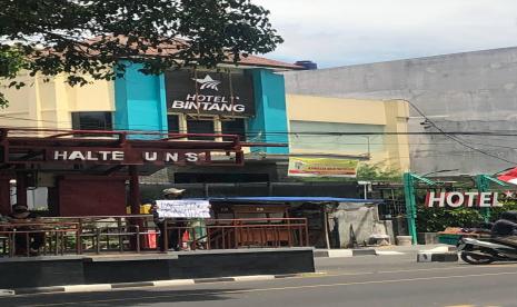 Mahasiswa Universitas Sebelas Maret (UNS) Solo yang membawa poster menyambut Presiden Jokowi dibawa aparat polisi