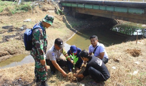 Mahasiswa Unsika yang sedang KKN di Desa Cilangkap, Kecamatan Babakan Cikao, Purwakarta, menanam seratusan pohon di DAS Citarum, Rabu (17/7). 