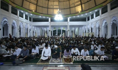 Mahasiswa mengikuti khatam al quran bersama dalam program Kampus Nusantara Mengaji (Ilustrasi)