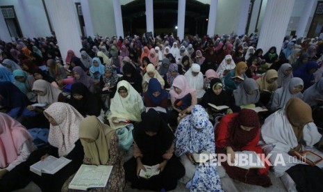 Ilustrasi pengajian mahasiswa di masjid kampus. Faktor perkuliahan luring sempat menjadi awal lesunya dakwah di Masjid UNJ. 