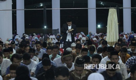 Mahasiswa Unsyiah mengikuti khatam al quran bersama dalam program Kampus Nusantara Mengaji di Masjid Jami Unsyiah. Kegiatan ini memperingati Dies Natalis Universitas Sebelas Maret (UNS) Solo, yang turut melibatkan 27 Perguruan Tinggi di Indonesia.