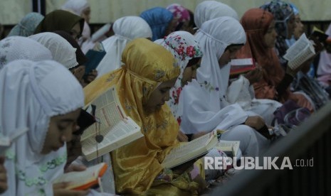 Mahasiswa mengikuti khatam Alquran bersama dalam program Kampus Nusantara Mengaji (ilustrasi) 