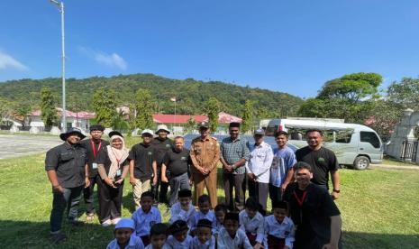 Mahasiswa USK pelaksana program Desa energi berdikari melakukan foto bersama 