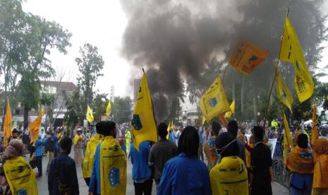 Mahasiswa yang terdiri dari berbagai organisasi di Sumbar kembali menggelar aksi menolak UU Cipta Kerja di Depan Gedung DPRD Sumbar, Padang, Kamis (8/10)